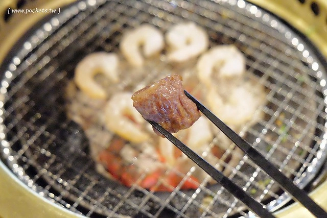 乾杯．中友店┃台中北區美食：輕鬆活潑的用餐氛圍，嘴對嘴親親10秒送五花肉 @飛天璇的口袋