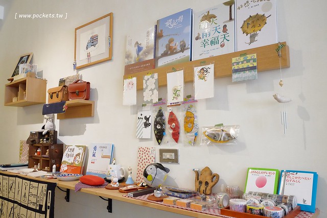 KYOYA 咖啡 雜貨 繪本┃台中西區美食：充滿京都風情的咖啡館，空間小巧可愛擺滿了文具雜貨，咖啡和甜點都很推薦，文青的最愛 @飛天璇的口袋