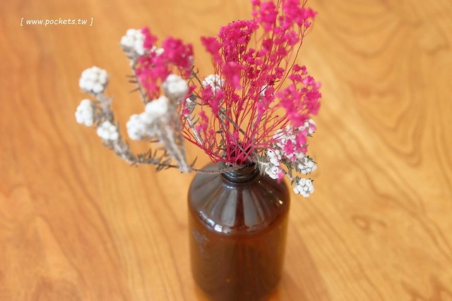 KYOYA 咖啡 雜貨 繪本┃台中西區美食：充滿京都風情的咖啡館，空間小巧可愛擺滿了文具雜貨，咖啡和甜點都很推薦，文青的最愛 @飛天璇的口袋