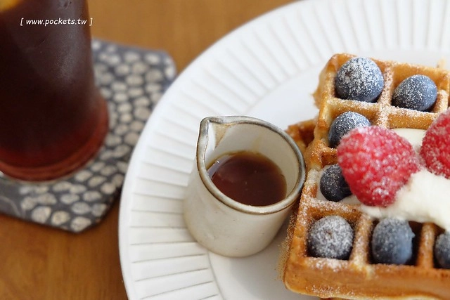 KYOYA 咖啡 雜貨 繪本┃台中西區美食：充滿京都風情的咖啡館，空間小巧可愛擺滿了文具雜貨，咖啡和甜點都很推薦，文青的最愛 @飛天璇的口袋