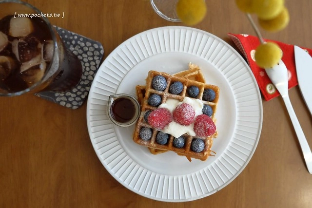 KYOYA 咖啡 雜貨 繪本┃台中西區美食：充滿京都風情的咖啡館，空間小巧可愛擺滿了文具雜貨，咖啡和甜點都很推薦，文青的最愛 @飛天璇的口袋