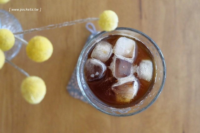 KYOYA 咖啡 雜貨 繪本┃台中西區美食：充滿京都風情的咖啡館，空間小巧可愛擺滿了文具雜貨，咖啡和甜點都很推薦，文青的最愛 @飛天璇的口袋