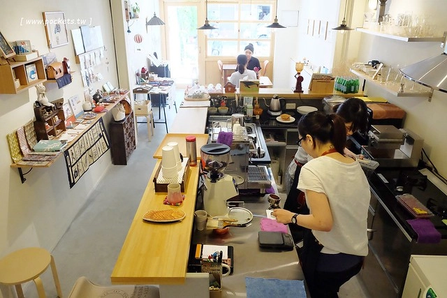 KYOYA 咖啡 雜貨 繪本┃台中西區美食：充滿京都風情的咖啡館，空間小巧可愛擺滿了文具雜貨，咖啡和甜點都很推薦，文青的最愛 @飛天璇的口袋