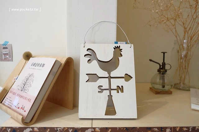 KYOYA 咖啡 雜貨 繪本┃台中西區美食：充滿京都風情的咖啡館，空間小巧可愛擺滿了文具雜貨，咖啡和甜點都很推薦，文青的最愛 @飛天璇的口袋