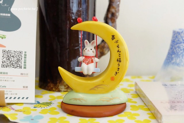 KYOYA 咖啡 雜貨 繪本┃台中西區美食：充滿京都風情的咖啡館，空間小巧可愛擺滿了文具雜貨，咖啡和甜點都很推薦，文青的最愛 @飛天璇的口袋