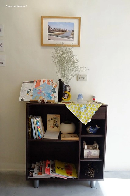 KYOYA 咖啡 雜貨 繪本┃台中西區美食：充滿京都風情的咖啡館，空間小巧可愛擺滿了文具雜貨，咖啡和甜點都很推薦，文青的最愛 @飛天璇的口袋