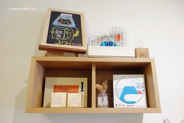 KYOYA 咖啡 雜貨 繪本┃台中西區美食：充滿京都風情的咖啡館，空間小巧可愛擺滿了文具雜貨，咖啡和甜點都很推薦，文青的最愛 @飛天璇的口袋