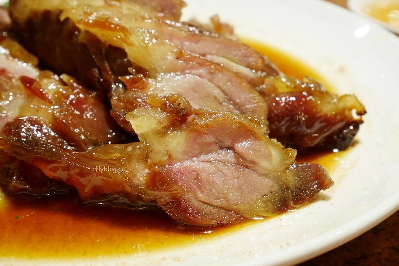 頂園燒鵝担仔廚房｜金黃油亮的燒鵝好好吃，雞翅和芋頭米粉也很推薦 @飛天璇的口袋