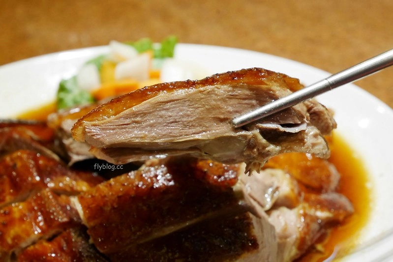 頂園燒鵝担仔廚房｜金黃油亮的燒鵝好好吃，雞翅和芋頭米粉也很推薦 @飛天璇的口袋