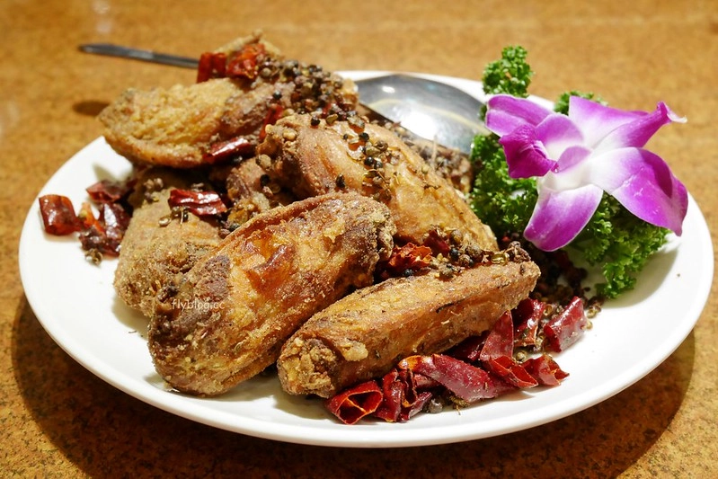 頂園燒鵝担仔廚房｜金黃油亮的燒鵝好好吃，雞翅和芋頭米粉也很推薦 @飛天璇的口袋