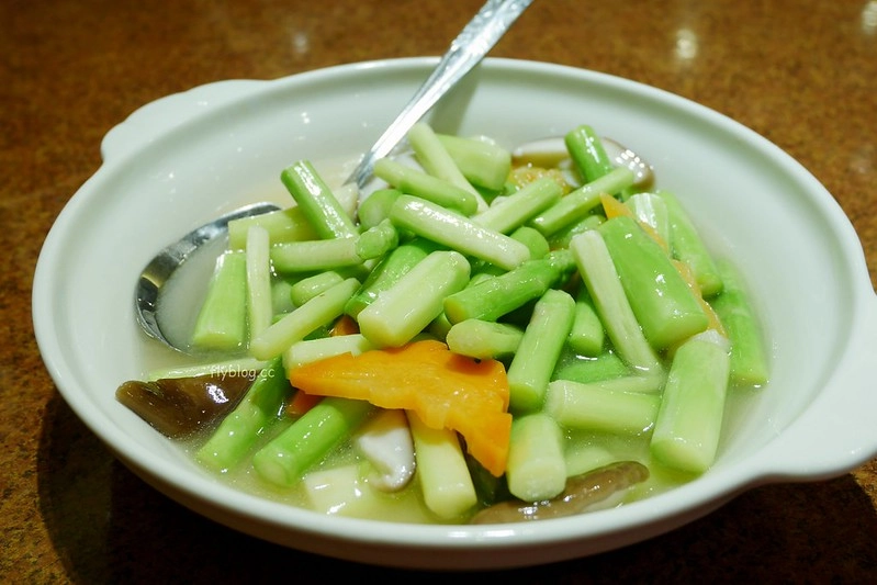 頂園燒鵝担仔廚房｜金黃油亮的燒鵝好好吃，雞翅和芋頭米粉也很推薦 @飛天璇的口袋