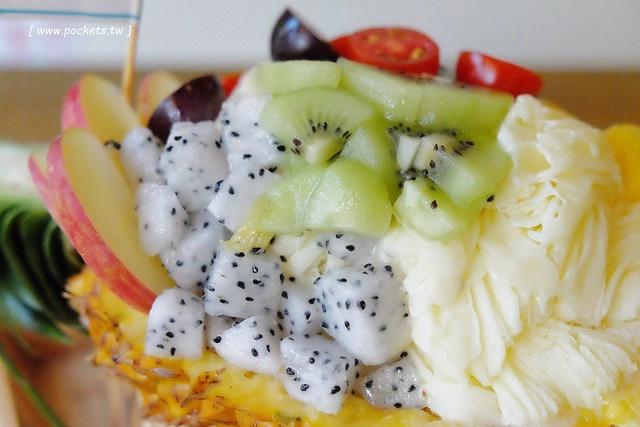 逢甲冰菓室┃台中逢甲美食：復刻懷舊冰菓室，有整顆鳳梨的水果叢林和整顆哈蜜瓜的夏日哈球雪花冰，位於逢甲大學正門口，食尚玩家也來採訪了 @飛天璇的口袋