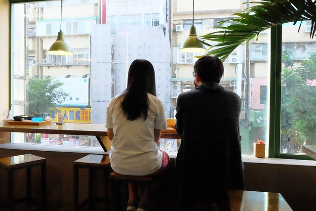 逢甲冰菓室┃台中逢甲美食：復刻懷舊冰菓室，有整顆鳳梨的水果叢林和整顆哈蜜瓜的夏日哈球雪花冰，位於逢甲大學正門口，食尚玩家也來採訪了 @飛天璇的口袋