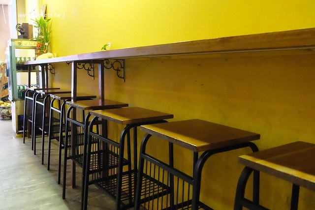 逢甲冰菓室┃台中逢甲美食：復刻懷舊冰菓室，有整顆鳳梨的水果叢林和整顆哈蜜瓜的夏日哈球雪花冰，位於逢甲大學正門口，食尚玩家也來採訪了 @飛天璇的口袋