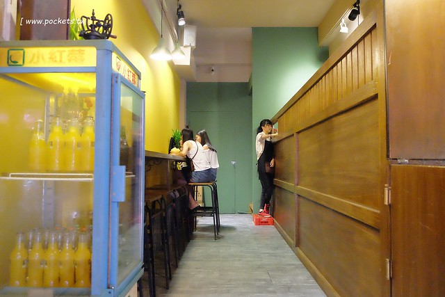 逢甲冰菓室┃台中逢甲美食：復刻懷舊冰菓室，有整顆鳳梨的水果叢林和整顆哈蜜瓜的夏日哈球雪花冰，位於逢甲大學正門口，食尚玩家也來採訪了 @飛天璇的口袋