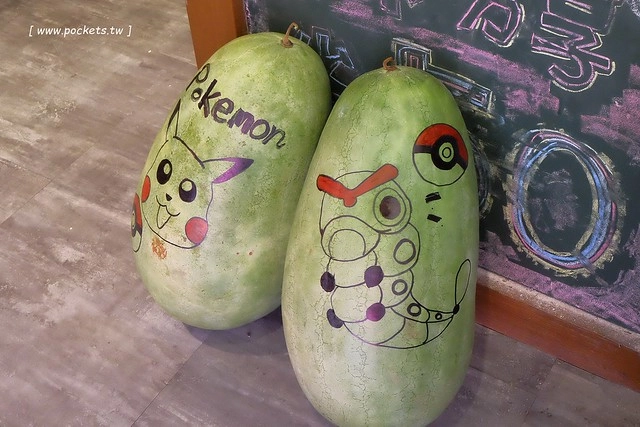 逢甲冰菓室┃台中逢甲美食：復刻懷舊冰菓室，有整顆鳳梨的水果叢林和整顆哈蜜瓜的夏日哈球雪花冰，位於逢甲大學正門口，食尚玩家也來採訪了 @飛天璇的口袋