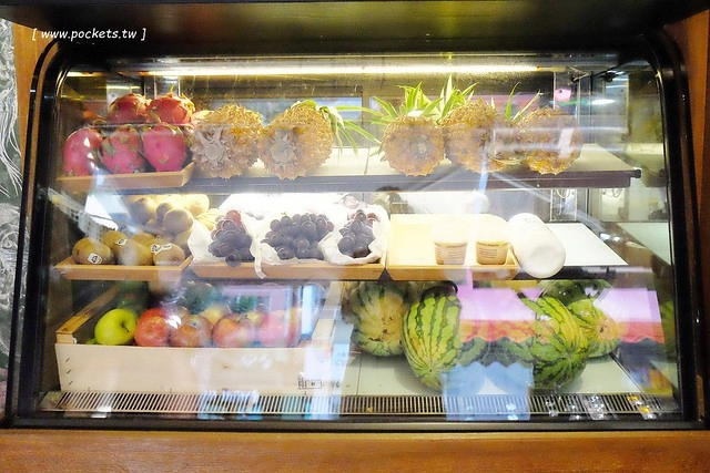 逢甲冰菓室┃台中逢甲美食：復刻懷舊冰菓室，有整顆鳳梨的水果叢林和整顆哈蜜瓜的夏日哈球雪花冰，位於逢甲大學正門口，食尚玩家也來採訪了 @飛天璇的口袋