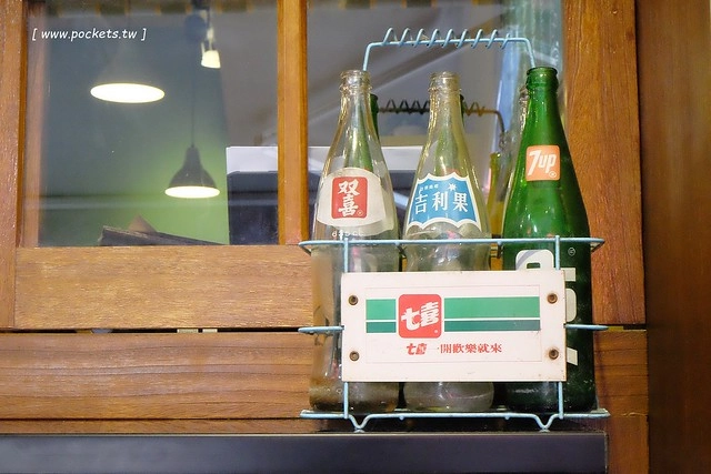 逢甲冰菓室┃台中逢甲美食：復刻懷舊冰菓室，有整顆鳳梨的水果叢林和整顆哈蜜瓜的夏日哈球雪花冰，位於逢甲大學正門口，食尚玩家也來採訪了 @飛天璇的口袋