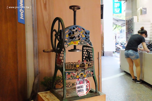 逢甲冰菓室┃台中逢甲美食：復刻懷舊冰菓室，有整顆鳳梨的水果叢林和整顆哈蜜瓜的夏日哈球雪花冰，位於逢甲大學正門口，食尚玩家也來採訪了 @飛天璇的口袋