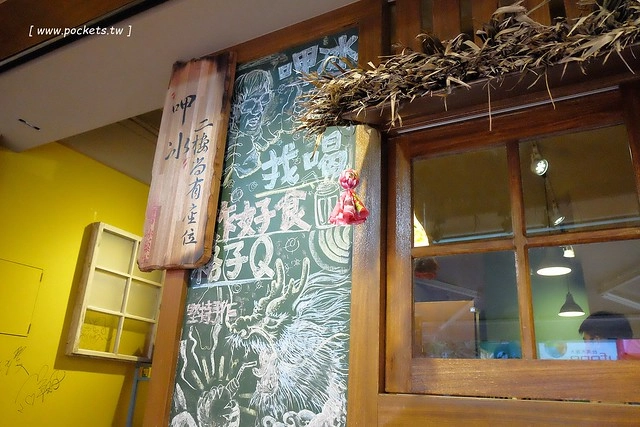 逢甲冰菓室┃台中逢甲美食：復刻懷舊冰菓室，有整顆鳳梨的水果叢林和整顆哈蜜瓜的夏日哈球雪花冰，位於逢甲大學正門口，食尚玩家也來採訪了 @飛天璇的口袋