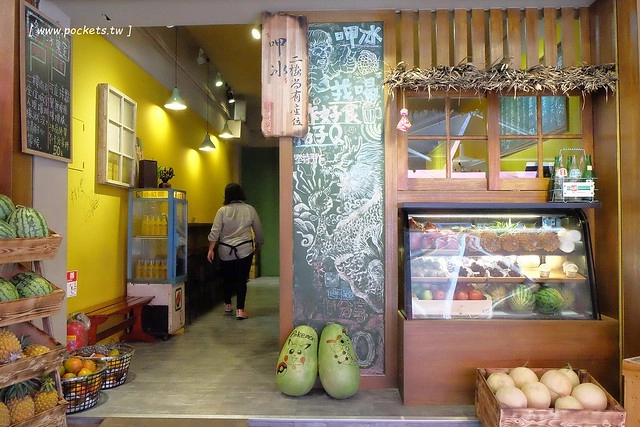 逢甲冰菓室┃台中逢甲美食：復刻懷舊冰菓室，有整顆鳳梨的水果叢林和整顆哈蜜瓜的夏日哈球雪花冰，位於逢甲大學正門口，食尚玩家也來採訪了 @飛天璇的口袋