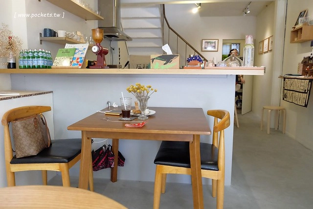 KYOYA 咖啡 雜貨 繪本┃台中西區美食：充滿京都風情的咖啡館，空間小巧可愛擺滿了文具雜貨，咖啡和甜點都很推薦，文青的最愛 @飛天璇的口袋