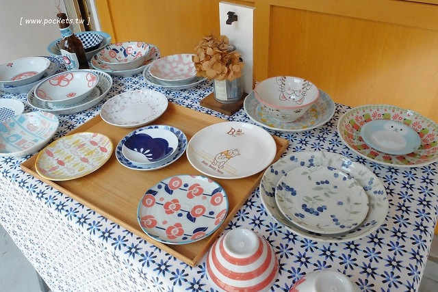 KYOYA 咖啡 雜貨 繪本┃台中西區美食：充滿京都風情的咖啡館，空間小巧可愛擺滿了文具雜貨，咖啡和甜點都很推薦，文青的最愛 @飛天璇的口袋