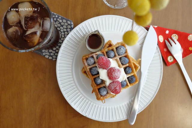 KYOYA 咖啡 雜貨 繪本┃台中西區美食：充滿京都風情的咖啡館，空間小巧可愛擺滿了文具雜貨，咖啡和甜點都很推薦，文青的最愛 @飛天璇的口袋