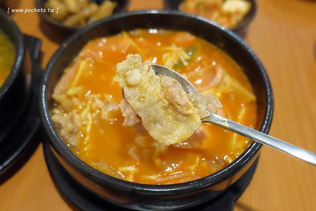 金美子純正韓式料理：有台中少見的馬鈴薯鍋，餐點平價選擇性多 @飛天璇的口袋