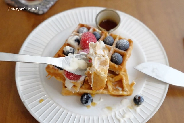 KYOYA 咖啡 雜貨 繪本┃台中西區美食：充滿京都風情的咖啡館，空間小巧可愛擺滿了文具雜貨，咖啡和甜點都很推薦，文青的最愛 @飛天璇的口袋