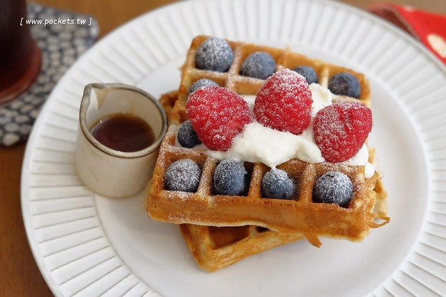 KYOYA 咖啡 雜貨 繪本┃台中西區美食：充滿京都風情的咖啡館，空間小巧可愛擺滿了文具雜貨，咖啡和甜點都很推薦，文青的最愛 @飛天璇的口袋