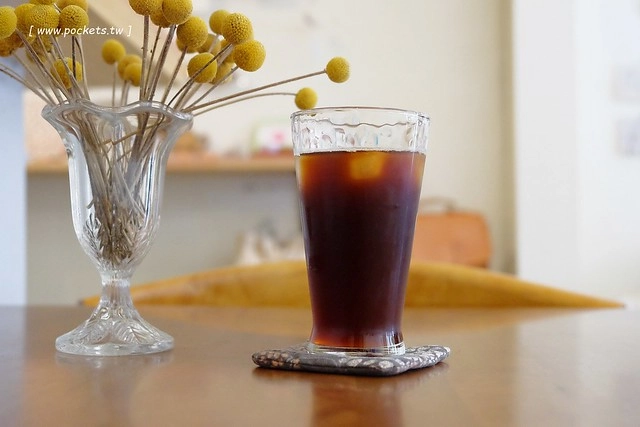 KYOYA 咖啡 雜貨 繪本┃台中西區美食：充滿京都風情的咖啡館，空間小巧可愛擺滿了文具雜貨，咖啡和甜點都很推薦，文青的最愛 @飛天璇的口袋