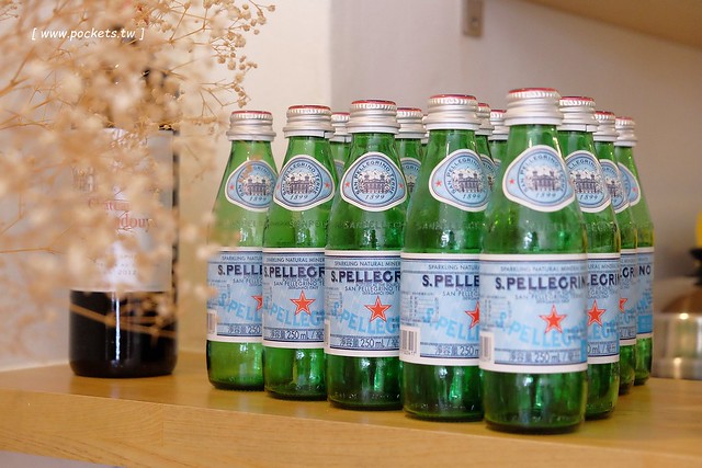 KYOYA 咖啡 雜貨 繪本┃台中西區美食：充滿京都風情的咖啡館，空間小巧可愛擺滿了文具雜貨，咖啡和甜點都很推薦，文青的最愛 @飛天璇的口袋