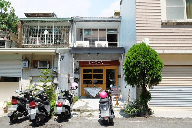 KYOYA 咖啡 雜貨 繪本┃台中西區美食：充滿京都風情的咖啡館，空間小巧可愛擺滿了文具雜貨，咖啡和甜點都很推薦，文青的最愛 @飛天璇的口袋