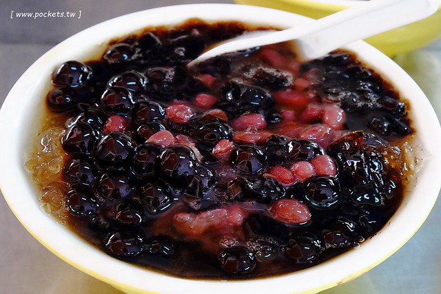 台中北屯｜阿坤黑粉圓冰．北屯市場內的超人氣冰品店，媒體採訪報導波霸珍珠Q彈好吃 @飛天璇的口袋