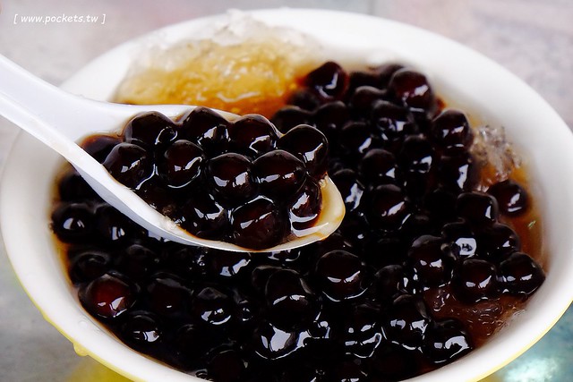 台中北屯｜阿坤黑粉圓冰．北屯市場內的超人氣冰品店，媒體採訪報導波霸珍珠Q彈好吃 @飛天璇的口袋