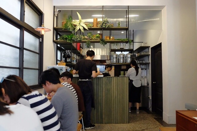 早伴早餐｜老宅改建早午餐店，環境簡單樸實，餐點平價深受學生族群的喜歡 @飛天璇的口袋