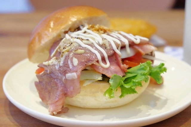 早伴早餐｜老宅改建早午餐店，環境簡單樸實，餐點平價深受學生族群的喜歡 @飛天璇的口袋