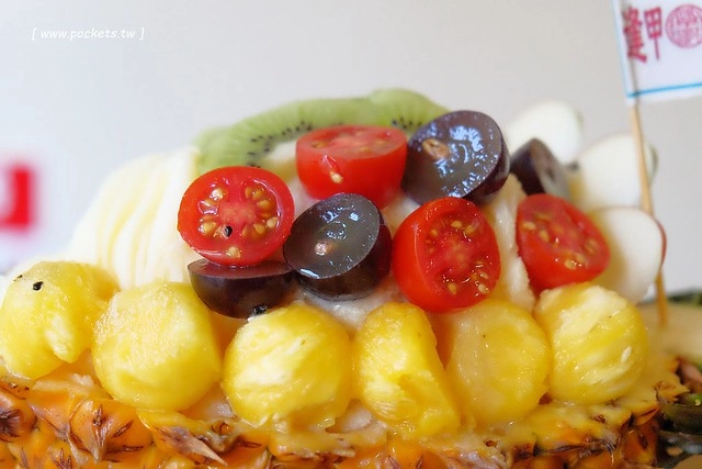 逢甲冰菓室┃台中逢甲美食：復刻懷舊冰菓室，有整顆鳳梨的水果叢林和整顆哈蜜瓜的夏日哈球雪花冰，位於逢甲大學正門口，食尚玩家也來採訪了 @飛天璇的口袋