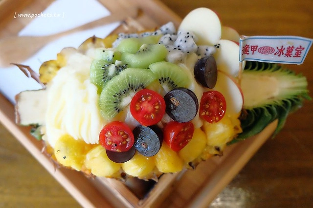 逢甲冰菓室┃台中逢甲美食：復刻懷舊冰菓室，有整顆鳳梨的水果叢林和整顆哈蜜瓜的夏日哈球雪花冰，位於逢甲大學正門口，食尚玩家也來採訪了 @飛天璇的口袋