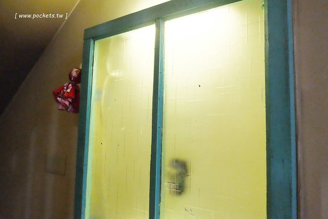 逢甲冰菓室┃台中逢甲美食：復刻懷舊冰菓室，有整顆鳳梨的水果叢林和整顆哈蜜瓜的夏日哈球雪花冰，位於逢甲大學正門口，食尚玩家也來採訪了 @飛天璇的口袋