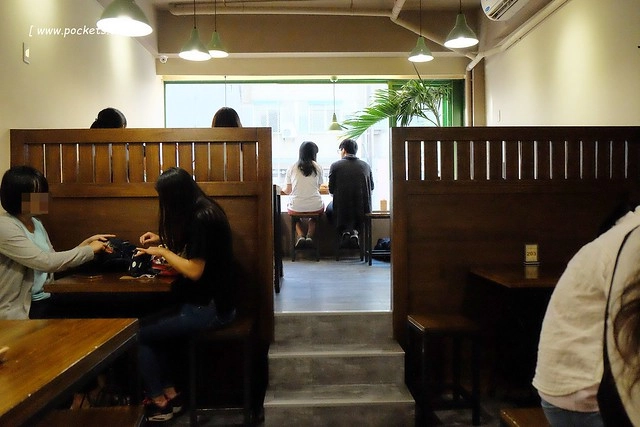 逢甲冰菓室┃台中逢甲美食：復刻懷舊冰菓室，有整顆鳳梨的水果叢林和整顆哈蜜瓜的夏日哈球雪花冰，位於逢甲大學正門口，食尚玩家也來採訪了 @飛天璇的口袋