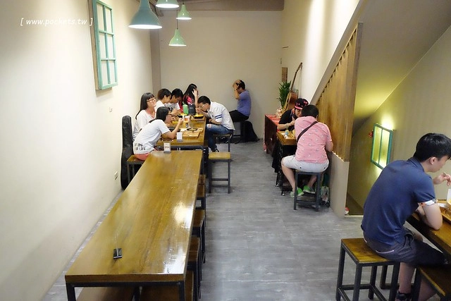 逢甲冰菓室┃台中逢甲美食：復刻懷舊冰菓室，有整顆鳳梨的水果叢林和整顆哈蜜瓜的夏日哈球雪花冰，位於逢甲大學正門口，食尚玩家也來採訪了 @飛天璇的口袋