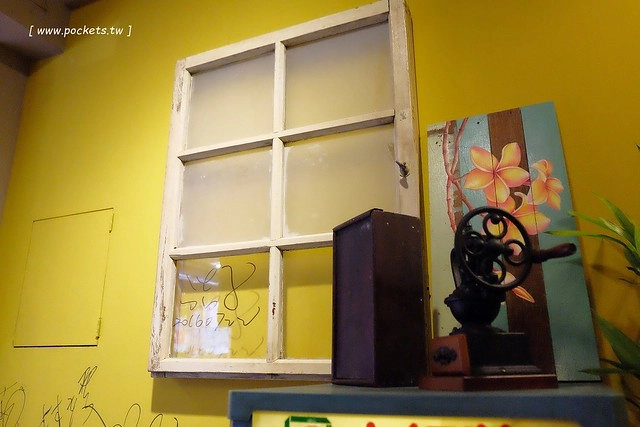 逢甲冰菓室┃台中逢甲美食：復刻懷舊冰菓室，有整顆鳳梨的水果叢林和整顆哈蜜瓜的夏日哈球雪花冰，位於逢甲大學正門口，食尚玩家也來採訪了 @飛天璇的口袋