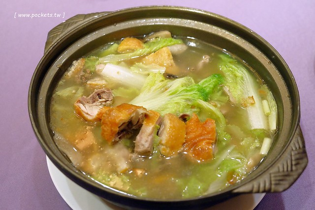 僑園大飯店┃台中西屯美食：郭泰王師傅監製的片填鴨合餐，享受一鴨四吃的美食享饗，5人同行不到$2500元，台中聚餐宴會的好選擇 @飛天璇的口袋