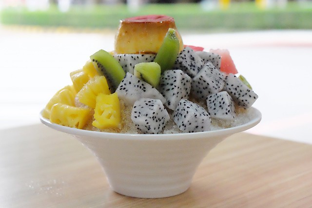 有春冰菓室┃台中西區美食：台中科博館正對面，用整顆鳳梨、西瓜和葡萄柚做成果汁，冰品非常天然健康又兼具吸睛和賣點 @飛天璇的口袋