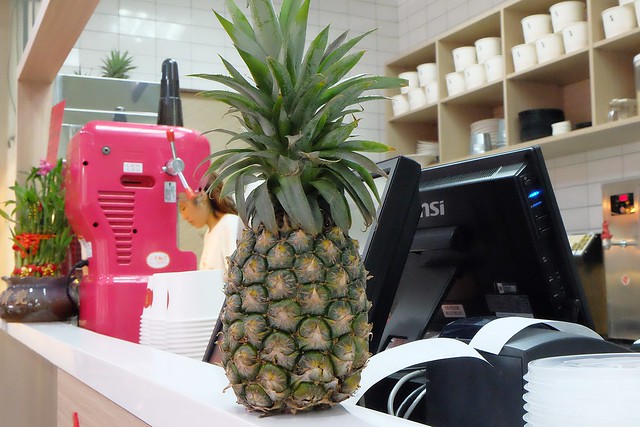 有春冰菓室┃台中西區美食：台中科博館正對面，用整顆鳳梨、西瓜和葡萄柚做成果汁，冰品非常天然健康又兼具吸睛和賣點 @飛天璇的口袋