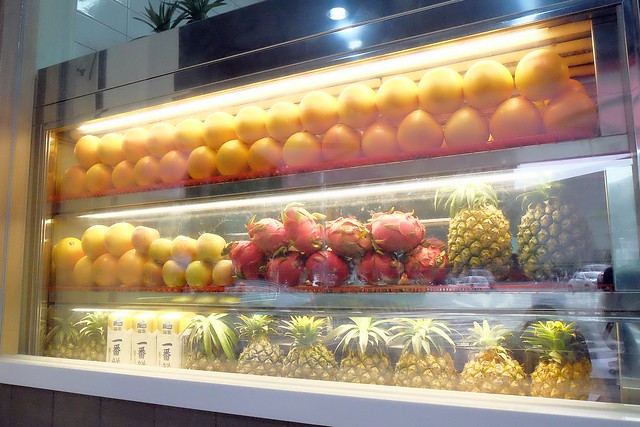 有春冰菓室┃台中西區美食：台中科博館正對面，用整顆鳳梨、西瓜和葡萄柚做成果汁，冰品非常天然健康又兼具吸睛和賣點 @飛天璇的口袋