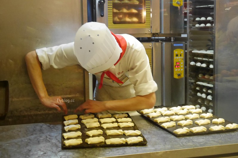 Mini One可頌專賣店｜秤重賣的迷你可頌好好吃，還有紅豆麻糬麵包和窯烤起士蛋糕，新光三越下午茶小甜點 @飛天璇的口袋