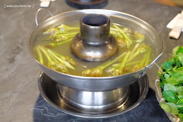 花蓮美食｜巴奇克竹坊｜在地人帶路，花蓮預約制的原住民無菜單料理，令人回味無窮的野菜鍋 @飛天璇的口袋